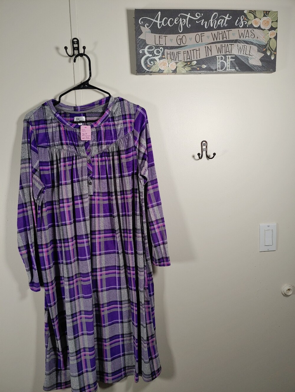Like New Aria Medium beautiful purple Grey Plaid Soft Long Sleeve Nightgown